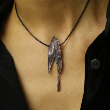 Arrowhead leaf pendant in silver